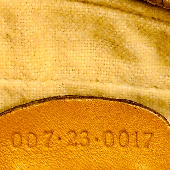 Gucci shoulder bag with iconic gg logo - Picture 13 of 16